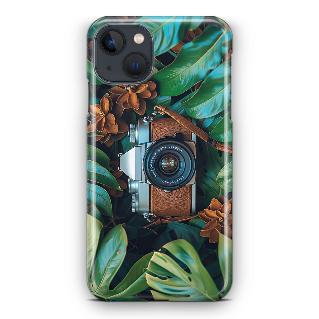 The Lens Between Leaves iPhone 14 / 14 Plus Case