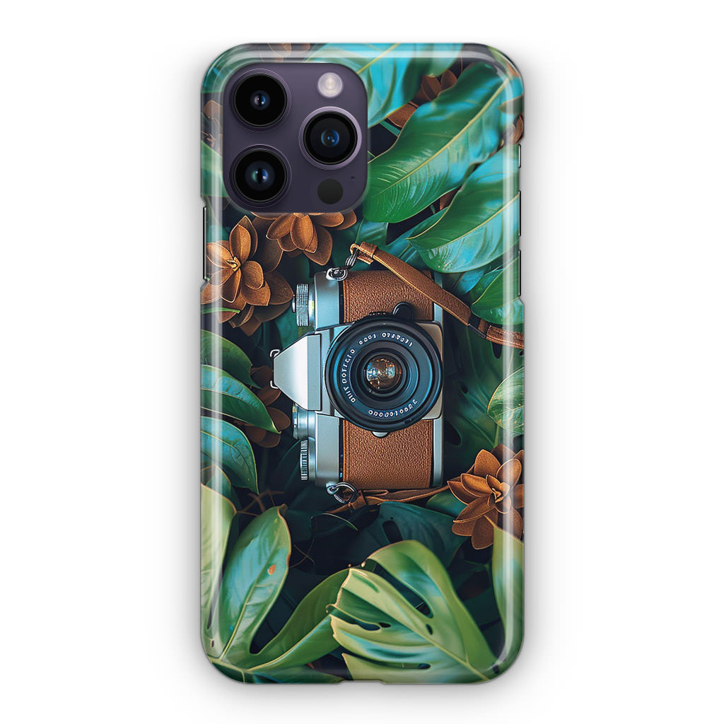 The Lens Between Leaves iPhone 15 Pro / 15 Pro Max Case